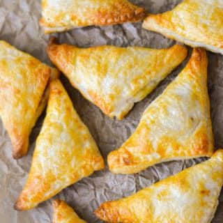 Sweet Potato and Pea Samosas - Caramel Tinted Life Lamb Karahi, Best Butter Chicken Recipe, Best Butter Chicken, Kale Stir Fry, Mutton Karahi, Chicken Puff, Tandoori Roti, Restaurant Style Recipes, Puff Pastries