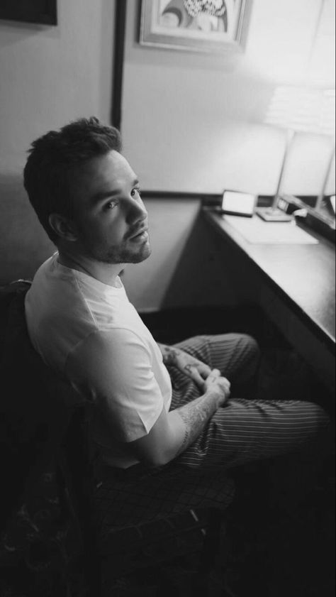 Liam Payne Rip Post, Rip Liam Payne, 1d Black And White, Liam Payne Black And White, Liam Payne Wallpaper Lockscreen, Liam Payne Wallpaper, Rip Liam, Tribute Tattoos, One Direction Wallpaper