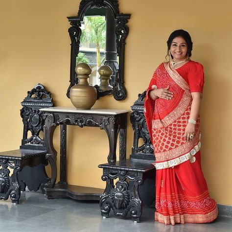 Dolly Jain on Instagram: "I have always believed to retain the beauty of #bandhani — Crushed and raw, just as the artisan makes it. . . And what better way to give…" Bandhani Border, Banarasi Bandhani Saree, Dolly Jain, Georgette Blouse, Bandhani Saree, Free Cash, Red Colour, Manish, Blouse Fabric