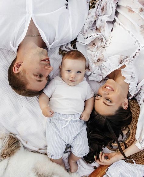 Family Photos 1st Birthday, Family Of 3 Poses Baby, Inside Family Photoshoot, Picnic Family Photos, Family Photoshoot Poses With Baby, Family Birthday Photoshoot Ideas, Parents And Baby Photoshoot, 1st Birthday Family Photoshoot, Mom Dad Baby Photoshoot