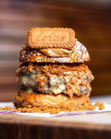 Weird Burger Ideas, Peanut Butter Burger, Unique Burger Recipes, Burger Ideas, Unique Burgers, Butter Burgers, Lotus Biscuits, Burger Toppings, Crispy Onions