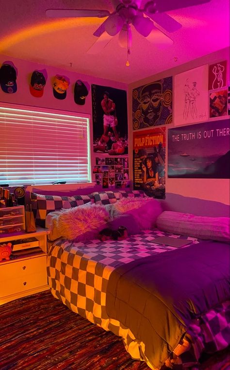 Dark 80s Aesthetic Room, Retro Rooms 80s, Sunset Lamp Room Ideas, Sunset Lamp Room Decor, Retro Room Inspo 80s, 80s Aesthetic Bedroom Ideas, Checkered Bedroom Aesthetic, Retro Room Ideas Aesthetic, Checkered Room Ideas