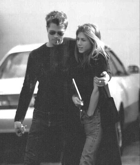 Brad And Jennifer, Jennifer Aniston 90s, Brad Pitt Jennifer Aniston, Angelina Jolie 90s, Brad Pitt And Jennifer, Brad And Jen, Jenifer Aniston, Jen Aniston, Famous Couples