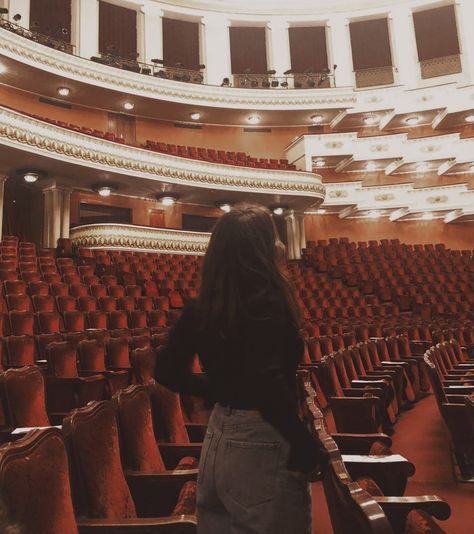 Actress Aesthetic Life Theatre, Theatre Girl Aesthetic, Theater Girl Aesthetic, Theatre Academia, Theatre Pictures, Woman Singing, Drama Class, Theatre Life, Friend Poses Photography