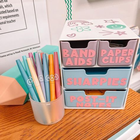 Cute Teacher Supplies, Teacher Must Haves Elementary, First Year Teacher Must Haves, Teaching Necessities, Classroom Necessities, Classroom Vibes, Groovy Classroom, Teacher Accessories, Flair Pens