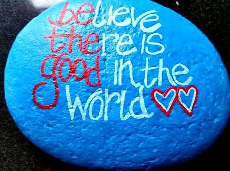 Inspirational quotes - rock painting - painted rocks - kindness rocks - rock painting ideas Inspirational Rocks, Painted Rocks Diy, Kindness Rocks, Paint Rock, Rock Painting Designs, Stone Crafts, Rock Painting Art, Hand Painted Rocks, Pebble Painting