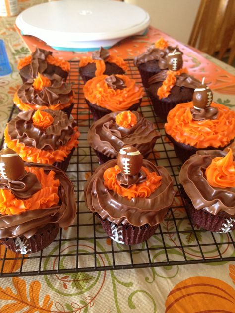 Cleveland browns birthday cupcakes Cleveland Browns Appetizers, Johnny Manziel Party, Football Desserts, Heels Classy Elegant, Cleveland Browns Football, Crown Tattoo Design, Football Birthday Party, Browns Football, Football Party Food