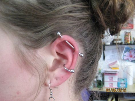 Piercing Inspo Ear Industrial, Conch Industrial Piercing, Industrial And Conch Piercing, Conch And Industrial Piercing, Conch Piercing Aesthetic, Industrial Piercing Aesthetic, Gold Toys, Baddie Essentials, Piercing Inspiration