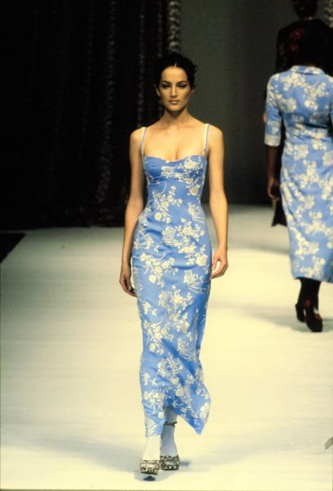 The Never-Ending Appeal of the ’90s Slip Dress | Vogue 90s Slip Dress, 90s Runway Fashion, Vogue Dress, Dolce Gabbana Dress, Runway Dresses, 90s Dress, Vogue Runway, Inspiration Mode, Style Retro