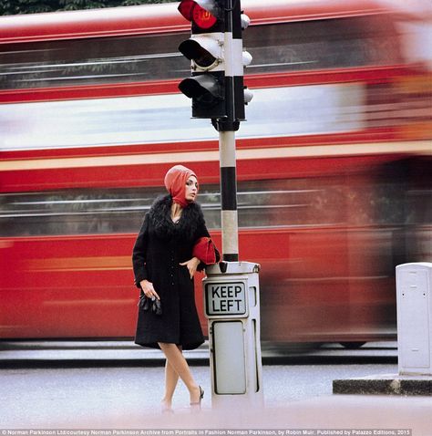 Capital chic: A model photographed in front of a passing London bus for British Vogue in 1960 by Norman Parkinson Norman Parkinson, Mode Poses, Pose Portrait, Motion Photography, Swinging Sixties, Golden Book, London Bus, London Photography, Documentary Photography