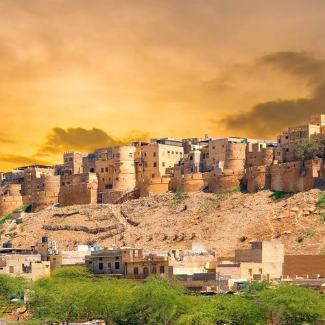 The majestic Jaisalmer Fort marks the horizon of the Golden city and is a popular tourist destination. Check out this panoramic view of this colossal structure that stands for Rajasthan’s rich history. Plan a visit soon to see it in real. . #PanoramicRajasthan . 📍 जैसलमेर . #rajasthantourism #rajasthan #IncredibleIndia #IncredibleRajasthan . #Travel #TravelGram #Traveling #TravelBlogger #Traveler #TravelLife #TravelDiaries #LovetoTravel #Travelmore #Travelbug #Ex Jaisalmer Fort, Golden City, Travel Pictures Poses, Pictures Poses, Jaisalmer, Panoramic View, Incredible India, India Travel, The Horizon