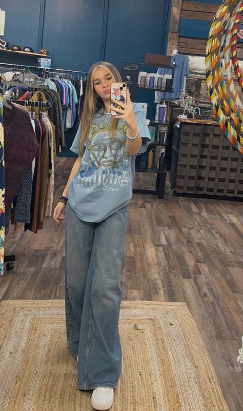 wide leg jeans blue sublime shirt outfit Sublime T Shirt Outfit, Sublime Outfit Ideas, Widelegjeans Outfit Aesthetic, Sublime Aesthetic Outfit, Sublime Shirt Outfit, Hippie Skater Style, Hippie School Outfits, Sublime Outfit, Sublime Aesthetic