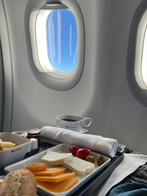 #planeaesthetic #planefood #travel #plane #breakfast Airplane Breakfast, Airport Breakfast, Airport Food, Airplane Food, Travel Instagram Ideas, Plane Food, Travel Plane, Airport Outfits, Plane Travel