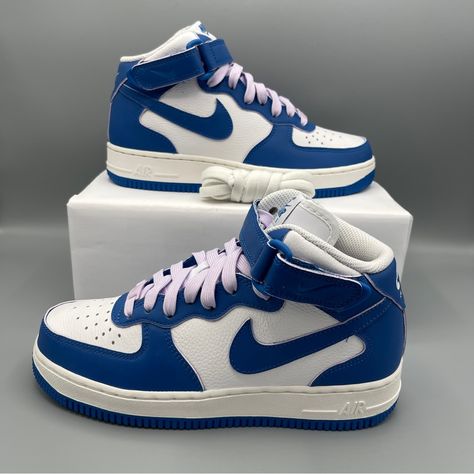 Nike Women Air Force 1 ‘07 Mid White/Sail/Doll/Military Blue Original Hoops Style? Check. Crisp Leather? Yup. Bold Details? You Got 'Em. A Set Of Colored Laces Makes This Classic Really Pop, Creating A Look That Just Can't Help But Turn Heads. Of Course, You Still Get The Era-Echoing ‘80s Construction And Air Cushioning You Love. Plush Padding Around The Mid-Cut Ankle Brings Added Comfort To This Legendary, Hard-Working Staple. Benefits Crisp, Easy-To-Clean Leather Nods To Legendary Hoops Style Women Air Force 1, Nike Court Vintage, Nike Azul, Air Max 270 Women, Nike Airmax 270, Air Jordans Women, Nike Air Max Excee, Mid Sneakers, Air Shoes