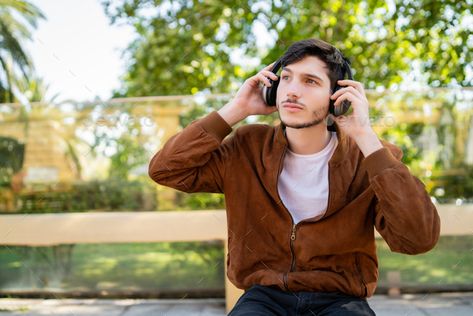 Man Listening To Music, Listening To Music With Headphones, Headphones Drawing, Music With Headphones, Urban Concept, Wearing Headphone, Listening Music, Photo Pattern, Music Headphones