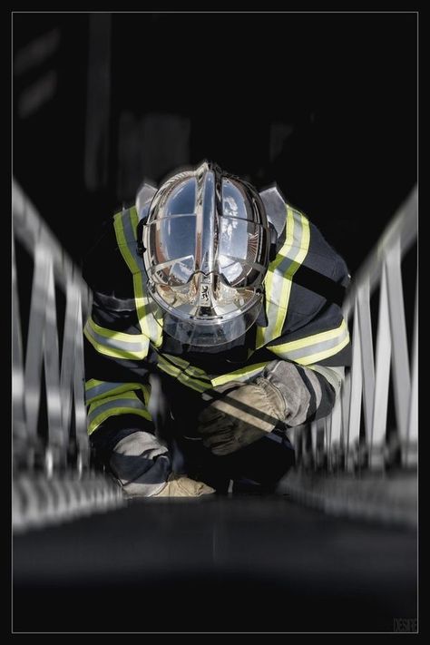 Firefighter Life, Firefighter Photography, Firefighter Calendar, Firefighter Training, Firefighter Art, Firefighter Paramedic, Firefighter Pictures, Firefighter Emt, Firefighter Love