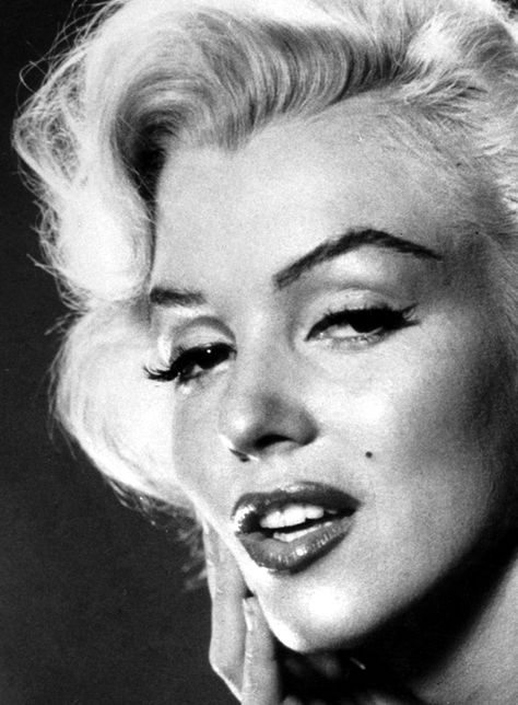 Just Marilybn  Via: Beauty's Savage Marilyn Monroe Photography, Marilyn Monroe Artwork, Marilyn Monroe Portrait, Marilyn Monroe Fashion, Marilyn Monroe Art, Meg Ryan, Marilyn Monroe Photos, Norma Jean, Norma Jeane