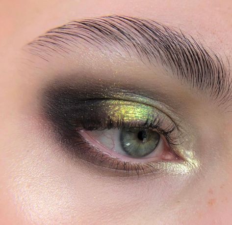 Subtle Green Makeup, Green Hazel Eye Makeup, Dark Green Eye Makeup, Trucco Smokey Eye, Hoco Makeup Looks, Vampy Makeup, Hazel Eye Makeup, Green Makeup, Eye Makeup Designs