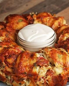 CHICKEN ALFREDO GARLIC KNOT RING. You use canned pizza dough, chicken, bacon, Parmesan Cheese, garlic powder + more. Looks easy to make and sounds delicious!!! Garlic Knot, India Food, God Mat, Good Eat, Chicken Alfredo, Knot Ring, Appetizer Snacks, Alfredo, Chicken Dishes