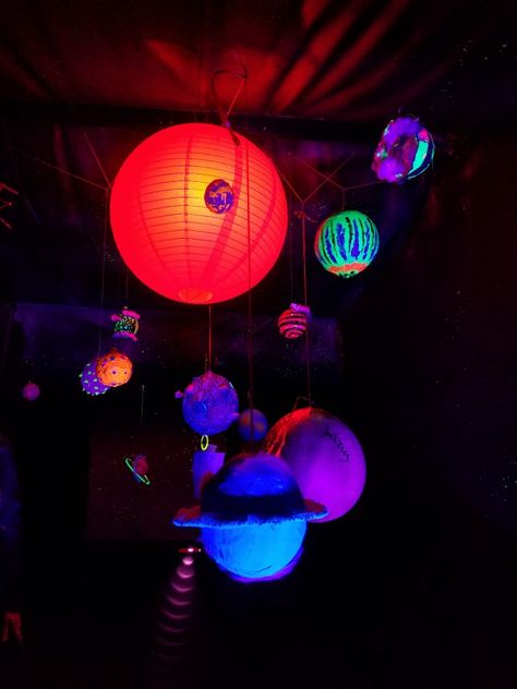 Glowing planets solar system art installation Planet Hanging Decor, Planet Decorations, Hanging Solar System, Space Installation, Planets Solar System, Installation Ideas, Roof Decoration, Solar System Art, 3d Room