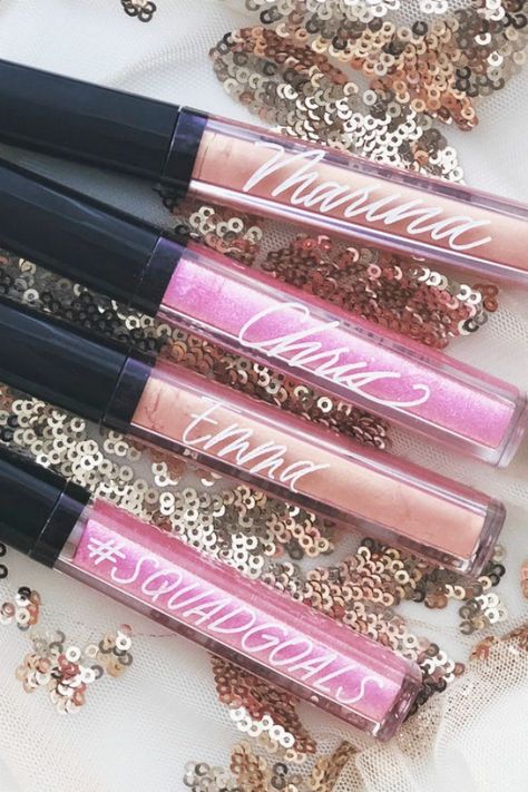 Every woman loves to look her best so how about treating each one of your guests to a fabulous personalized lipgloss that they could keep in the purse and have it hand when they ever they need to look perfect?￼ You can choose from two different tones, pink kisses, and seduction. Each one made from a blend of mango and shea butter designed to help hydrate and condition lips. See more  party ideas and share yours on CatchMyParty.com #catchmyparty #partyideas #40thbirthdayparty #40thpartyfavors # l Sweet Sixteen Party Favors, 40th Birthday Wine, 40th Birthday Party Favors, Birthday Wine Bottle Labels, Pink Kisses, Teenager Party, Sweet 16 Party Favors, Girly Birthday, Candle Party Favors