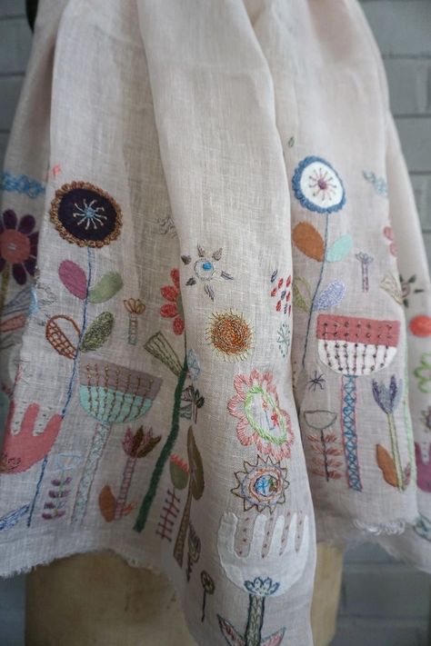 Embroidered Scarves, Scene Embroidery, Garden Lily, Bordados Tambour, Embroidered Fashion, Linen Embroidery, Stitching Ideas, Sophie Digard, Machine Work