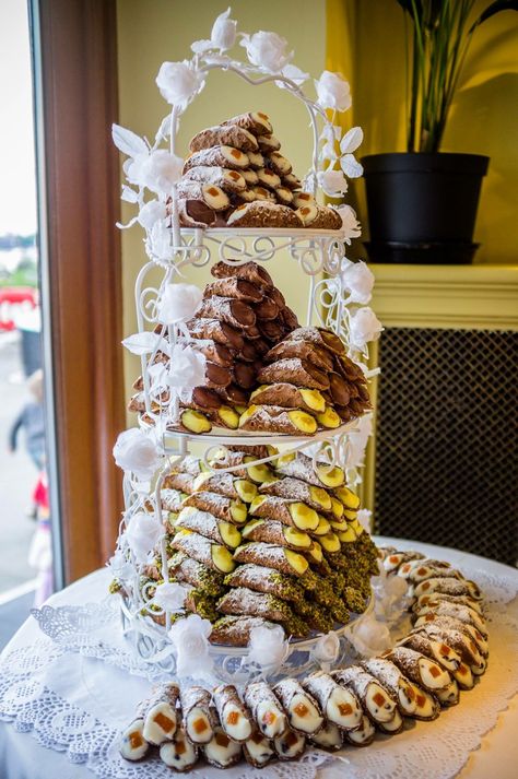 Canoli Table Wedding, Cannolis At Wedding, Sicilian Wedding Cake, Wedding Food Mediterranean, Sicilian Wedding Aesthetic, Wedding Cannoli Bar, Cannoli Bar At Wedding, Mediterranean Wedding Cake, Cannoli Wedding Cake