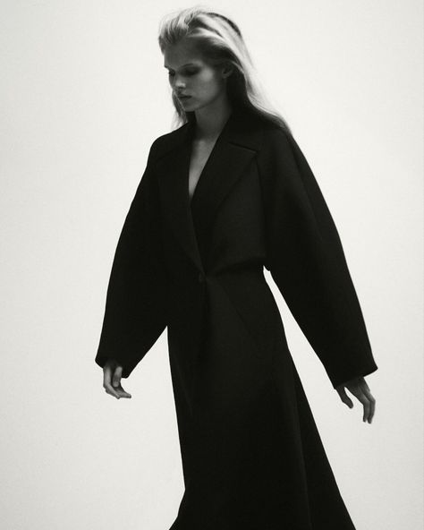 ROBIN GALIEGUE Robin Galiegue, Flannel Crop Top, Self Service Magazine, Black Cropped Jacket, Oversized Leather Jacket, Calvin Klein Outfits, Jacket Black And White, Oversized Wool Coat, White Silk Dress