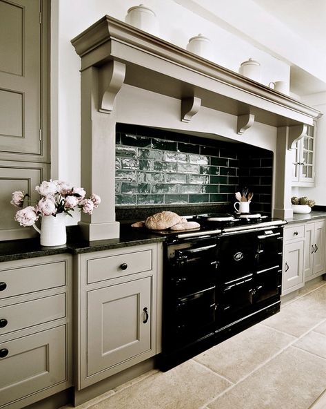 While cream colored AGA cookers were popular in the past, black ones seem to dominate the market now. English kitchen by Thomas Ford & Sons. Kitchen Mantle, Aga Kitchen, Hood Ideas, Black And White Kitchen, English Kitchens, Classic Kitchen, Kitchen Farmhouse, Bespoke Kitchens, Kitchen Diner