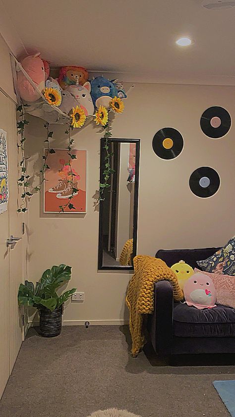 Room Ideas Squishmallows, Bedroom With Squishmallows, Squishmallow Bedroom Aesthetic, Plushie Hammock Aesthetic, Squishmallows Hammock, Squishmallows Aesthetic Room, Sunflower Room Decor Ideas, Squishmallow Organization Ideas, Squishmallows Organization