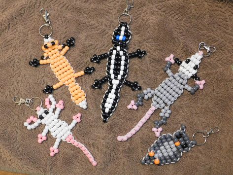 Bead Animal Designs, Gecko Keychain, Bead Critters, Bead Pets, Pony Bead Animals, Bead Lizard, Lizard Gecko, Bracelet Stuff, Beaded Diy