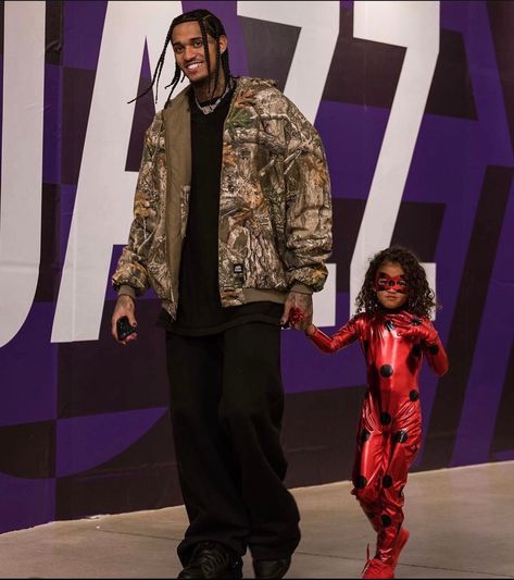 Jordan Clarkson Fashion, Jordan Clarkson Outfit, Camo Jacket Outfit, Boy Streetwear, Swag Era, Nike Air Uptempo, Nba Drip, Jordan Clarkson, Street Style Outfits Men