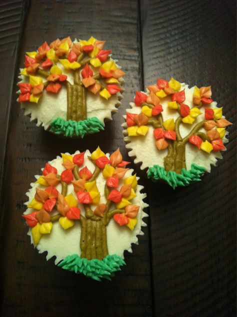 Leaf Cupcakes, Fall Leaves Cupcakes, Pretty Fall Cupcakes, Fall Leaf Cupcakes, Harvest Cupcake Ideas, Fall Coloured Cupcakes, Cupcake Tumblr, Autumn Floral Cupcakes, Thanksgiving Cupcakes