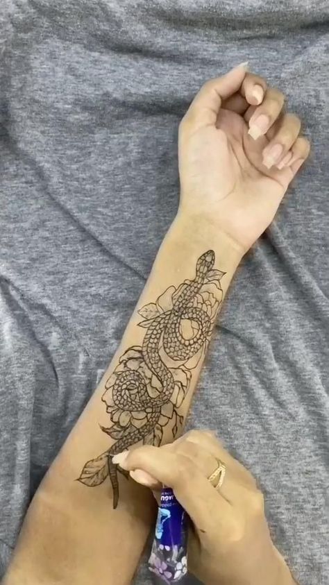 Hanna Tattoo Hand, Ankle Henna Tattoo, Snake Video, Hanna Tattoo, Cool Henna, Small Henna Tattoos, Infected Tattoo, Henna Style Tattoos, Jagua Henna