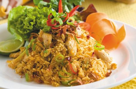 Another Thai favourite - yellow curry fried rice recipe. Easy to put together and it'll be over before you know it. Read how to prepare and ingredients used. Yellow Fried Rice, Fried Rice Thai, Rice Recipe Easy, Curry Fried Rice, Thai Yellow Curry, Pork Curry, Fried Rice Recipe Easy, Thai Foods, Yellow Curry