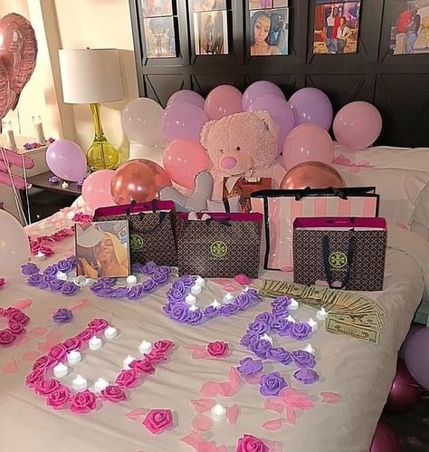 Spoiling Boyfriend Ideas For Him, Romantic Bedroom Decor Ideas, Romantic Room Surprise, Romantic Bedroom Ideas, Romantic Room Decoration, Birthday Room Decorations, Romantic Bedroom Decor, Birthday Goals, Luxury Birthday