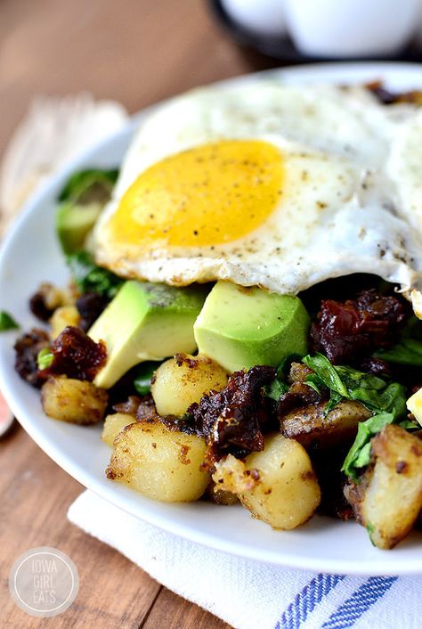 Spinach, Avocado and Sun-Dried Tomato Home Fries Skillet is light and healthy yet perfectly filling. Enjoy for breakfast or dinner!| iowagirleats.com Spinach Dishes, Egg Spinach, Spinach Avocado, Iowa Girl Eats, Home Fries, Sundried Tomato, Fat Loss Foods, Photo Food, Hash Browns