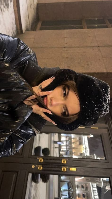 K Fashion, Winter Photo, روتين العناية بالبشرة, Foto Poses, Foto Ideas Instagram, Winter Pictures, Poses For Photos, Instagram Photo Inspiration, Winter Aesthetic