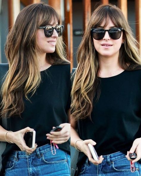 El pelo es divino Bangs Dakota Johnson, Dakota Johnson Hair, Layered Haircuts With Bangs, Dakota Johnson Style, Hair Bangs, Long Hair With Bangs, Sylvester Stallone, Haircuts With Bangs, Dakota Johnson