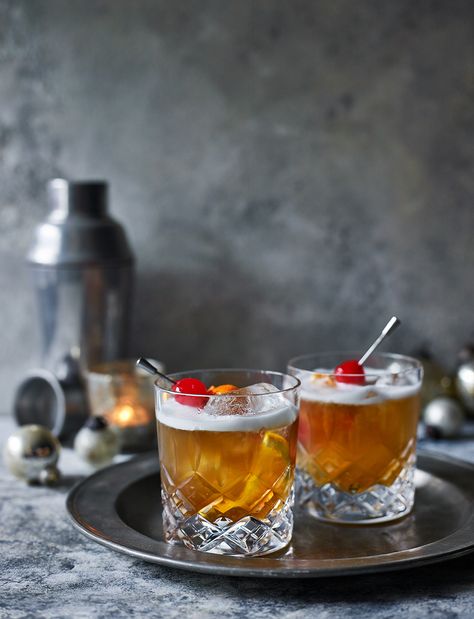 Almonds and cherries combine for the ultimate seasonal cocktail – don’t be put off by the egg white, it creates a wonderfully velvet-smooth finish to this sweet and sour classic. Ameretto Sour, Amaretto Sour Recipe, Cocktail Amaretto, Christmas Drinks Alcohol Recipes, Christmas Drinks Alcohol, Amaretto Sour, Sour Foods, Seasonal Cocktail, Sour Cocktail