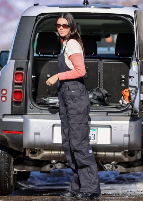 Kendall Snow Outfit, Kendall Jenner Snow Outfit, Cool Snowboarding Outfit, Snowboarding Outfit Aesthetic, Kylie Jenner Aspen 2022, Kendall Jenner Winter Outfits, Kylie Jenner Snowboarding, Kendall Jenner Snow Picture, Kendall Jenner Snowboarding