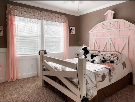 Super cute farmhouse inspired girls bedroom! Who doesnt love a taste of the farm and cuddly cute cows? Barnyard Bedroom, Cowgirl Bedroom Ideas, Cow Bedroom, Horse Girls Bedroom, Barnyard Nursery, Horse Themed Bedrooms, I Love Cows, Cowgirl Bedroom, Farm Bedroom