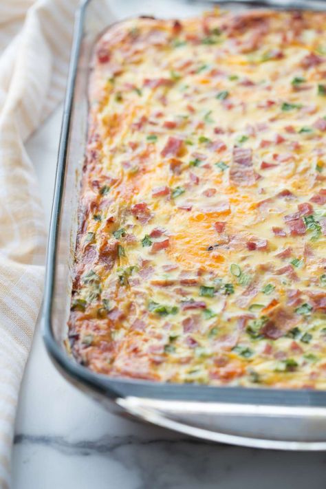 This Farmer’s Breakfast Casserole is the perfect way to start off that kind of day. It’s got all the ingredients of a hearty farmer’s breakfast. Country Breakfast Casserole, Farmers Breakfast, Quiche Recipes Crustless, Farmers Casserole, Best Breakfast Casserole, Breakfast For A Crowd, Fresh Meals, Family Fresh Meals, Beef Casserole Recipes