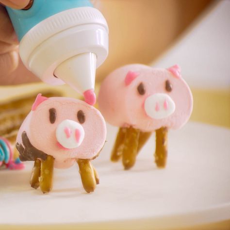 Make cute marshmallow pigs using pink marshmallows, pretzel sticks for legs and the Chocolate Pen to create chocolate ears, eyes and snout. Pig Marshmallows, Marshmallow Pigs, Pig Pickin, Baker Baker, Cute Marshmallows, Pink Marshmallows, Pig Birthday Party, Peppa Pig Birthday Party, Pig Roast