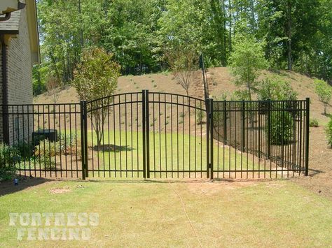 Black Aluminum Fence, Aluminum Fence Gate, Wooden Fence Gate, Aluminum Fencing, Fence Planters, Country Fences, Fence Plants, Black Fence, Rustic Fence