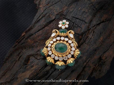 Gold Emerald Pendants, Antique Gold Emerald Pendant Designs, Gold Pendants with Emeralds. Emerald Pendants, Latest Indian Jewellery, Temple Jewelry Necklace, Pendant Designs, Black Beads Mangalsutra Design, Antique Gold Jewelry Indian, Diamond Pendants Designs, Gold Jewelry Simple Necklace, Pearl Necklace Designs