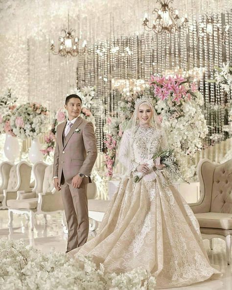 Gambar mungkin berisi: 2 orang, orang berdiri dan pernikahan Foto Wedding Muslim, Wedding Dress Hijab, Muslim Wedding Hijab, Muslim Wedding Photos, Muslim Wedding Gown, Pose Wedding, Muslimah Wedding Dress, Muslimah Wedding, Wedding Concept