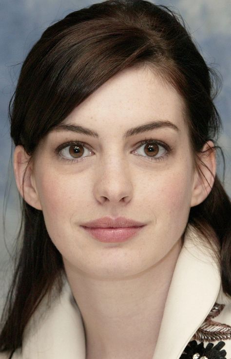 Anne Hathaway Drawing, Anne Hathaway Makeup, Anne Hathaway Hair, Ann Hathaway, Anne Hathaway Catwoman, Portraits Female, Beautiful Brown Eyes, Wild Orchid, Celebrity Beauty