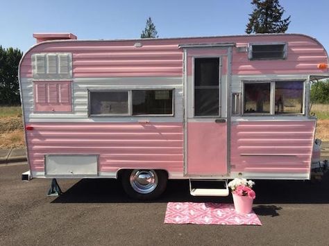 Aesthetic Rv Exterior, Pink Caravan, Pink Caravan Interior, Shabby Chic Campers, Pink Trailer, Glamping Trailer, Vintage Travel Trailers Pink, Travel Camper, Tiny Camper