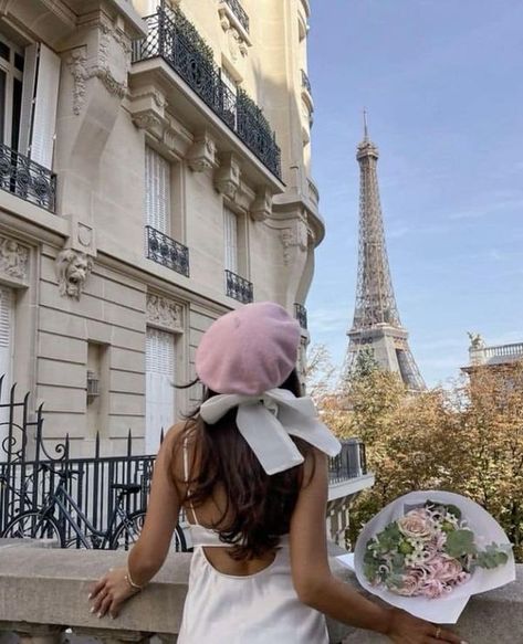 Pink Beret, French Girl Aesthetic, Roses Beautiful, Paris Dream, Parisian Aesthetic, Paris Birthday, Parisian Lifestyle, Paris Girl, Parisian Vibes